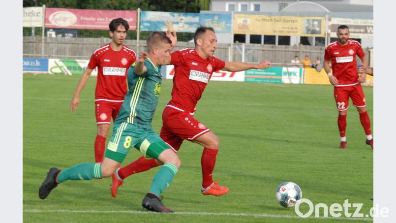 Wichtige Partie für den SV Mitterteich: Die Lang-Truppe gastiert am Sonntag bei Tabellennachbar 1. FC Herzogenaurach. Das Bild zeigt eine Szene mit Jonas Federer (grünes Trikot) im letzten Heimspiel gegen den 1. SC Feucht (0:3). Bild: gb