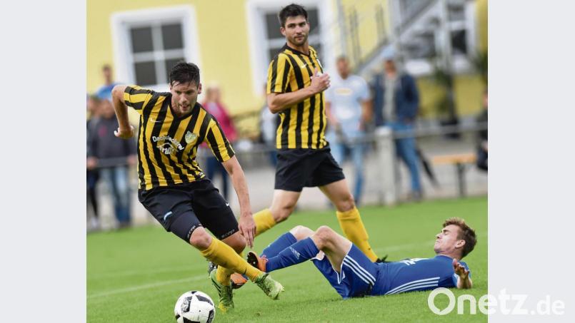 Der Kulmainer Christoph Dumler (links) setzt sich hier gegen einen Raigeringer durch. Die Partie vorige Woche verlor die Kaufmann-Truppe mit 2:3. Auch diesmal wird es schwer, etwas Zählbares zu holen, denn schließlich kommt mit der SpVgg SV Weiden II der Tabellenführer nach Kulmain. Bild: Alfred Schwarzmeier