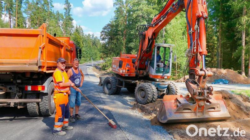 Auf Hochtouren laufen die Arbeiten auf der Staatsstraße 2169 zwischen Friedenfels und Wiesau. Andreas Mihatsch, Reinhard Diesler und Markus Schieder (von links) passten in den zurückliegenden Tagen die angrenzenden Zufahrten zu Grundstücken und Waldwegen an. Bild: bsc