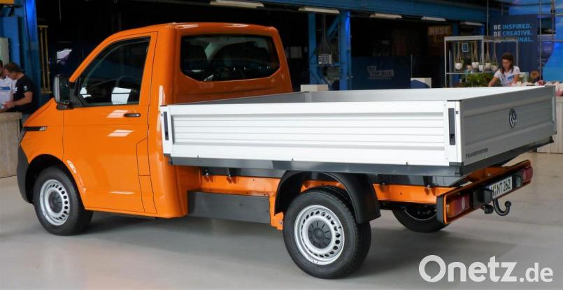 Der Pritschenwagen kann richtig kräftig zuladen. Bild: bz