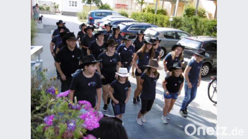 Die Line-Dance-Gruppe New-Mill Liners aus Ursulapoppenricht gefällt mit fetzigen Tänzen von Country bis Boogie. Die Tänzer im Alter zwischen 7 und 70 Jahren kommen um eine Zugabe nicht herum. Bild: u