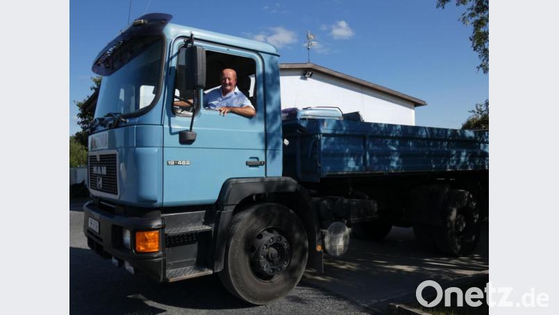 Rupert Leiß ist mit 85 Jahren immer noch so viel mit seinem LKW unterwegs, dass er monatlich 30 Tausend Liter Diesel tanken muss. Bild: fua