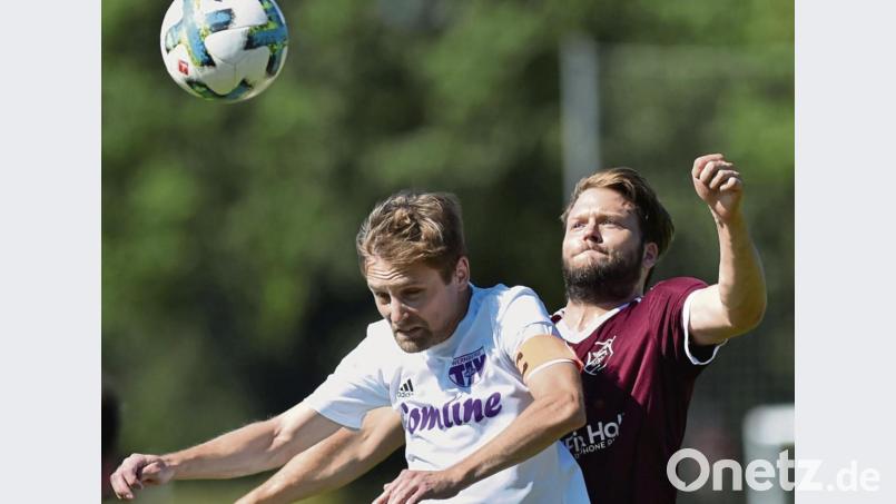 Die SpVgg Schirmitz – hier ein Bild von der 0:2-Niederlage gegen den TSV Detag Wernberg mit Benedikt Sehr (Schirmitz/rechts) gegen Thimo Luff (TSV) – ist unter Zugzwang. Die Dütsch-Elf will deshalb beim TSV Kastl unbedingt gewinnen. Bild: af
