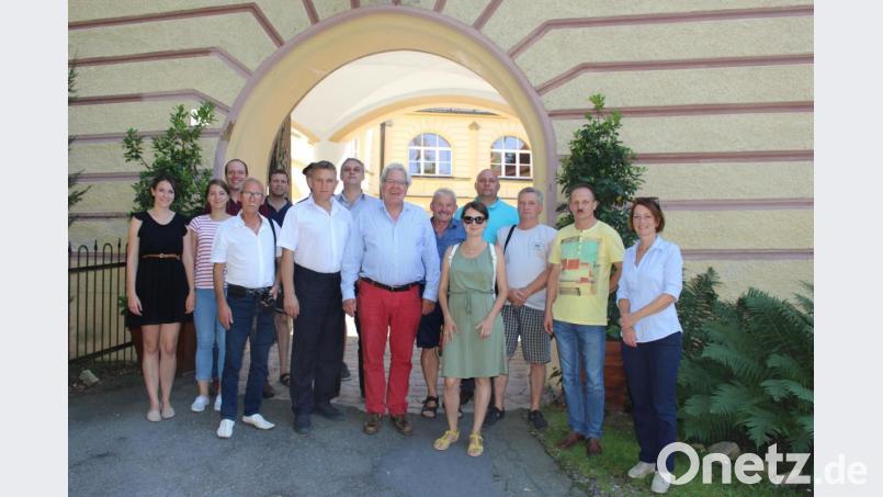 Burkhard Graf Beissel von Gymnich (Siebter von rechts) und Isabelle Schweickhardt (rechts) stellten den Gästen das Schloss Guteneck vor. Bild: ema