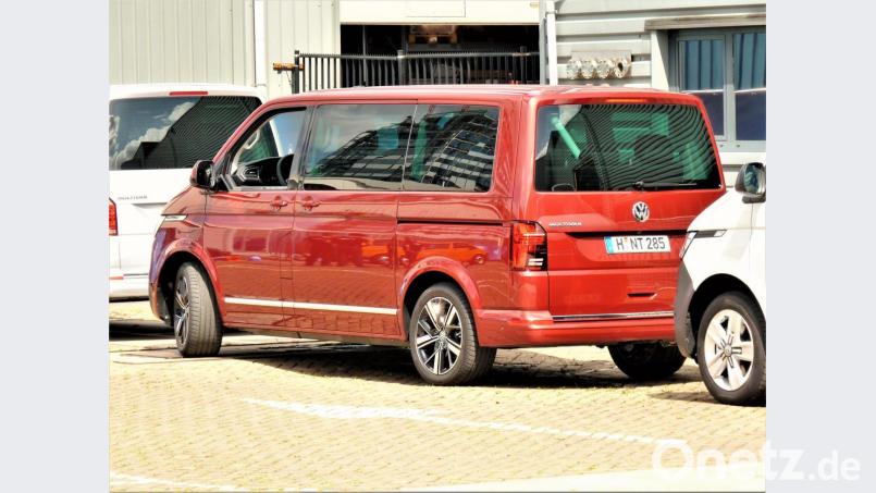 Teilautonomes Fahren ermöglicht der neue Parkassistent. Gas geben und bremsen muss der Pilot, alles andere erledigen die elektronischen Helferlein. Bild: bz