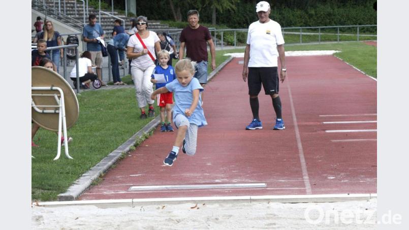 Die sechsjährige Nike aus Schwarzenfeld bewies beim Bambini-Sportfest ihr Bewegungstalent. Bild: Hirsch