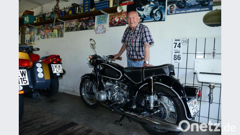 Mit der BMW R 50 ist Erwin Rothmaier bei den Oldtimertreffen vertreten und sammelt hier die Preise ein. Bild: bey