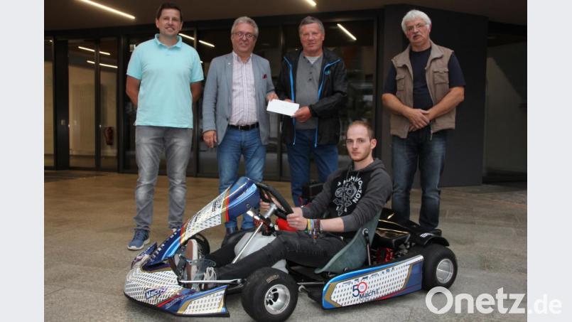 Einen Zuschuss in Höhe von 1000 Euro gewährte die Marktgemeinde dem MSC Wiesau für den Kauf eines neuen 270er Karts. Unser Bild zeigt von links Jugendbeauftragten Oliver Sturm, Bürgermeister Toni Dutz, MSC-Vorsitzenden Franz Höcht und seinen Stellvertreter Karl-Heinz Dietrich; vorne im Kart MSC-Jugendleiter Johannes Jäger. Bild: kro