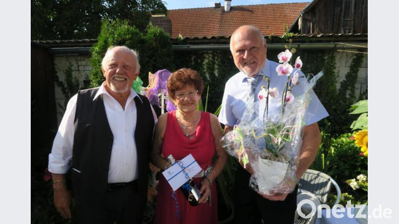 Stellvertretender Bürgermeister Norbert Schmid gratulierte dem Jubelpaar Theresia und Dieter Michel zum 60. Hochzeitstag (von links). Bild: ua