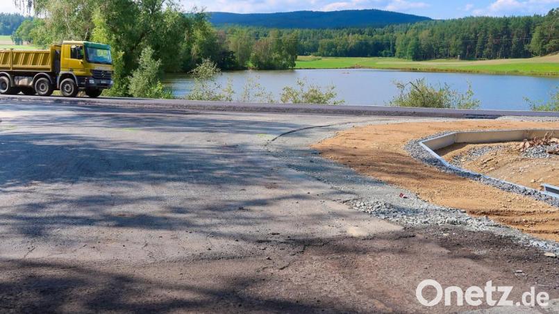 Übersichtlich zeigt sich die Einmündung nach Muckenthal. Freie Sicht auf den Verkehr von Wiesau und Friedenfels kommend wurde durch Auslichtung von Gehölzen und Büschen erzielt. Bild: bsc