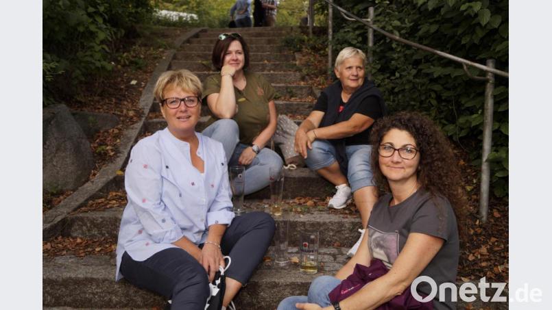 Selbst auf Steintreppen lauschen die Frauen. Bild: arw