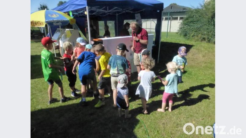 Reger Betrieb herrscht auf dem Festplatz der Neuhauser Siedler beim Parkfest. Nachmittag kommen vor allem die Kinder auf ihre Kosten. Vorsitzender Sauer schenkt jedem Kind ein großes Seifenblasen-Set. Bild: ser