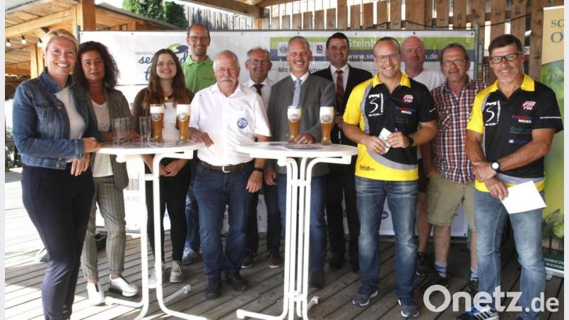 Veranstalter, Schirmherren und Sponsoren werben für die Teilnahme am dritten Seenland-Triathlon am 8. September am Steinberger See. Bild: Hirsch