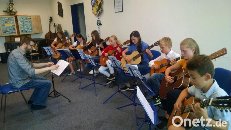 Elanvoll musiziert das Gitarren-Ensemble unter Robert Hösl beim Schülervorspiel der Musikschule. Bild: kwl