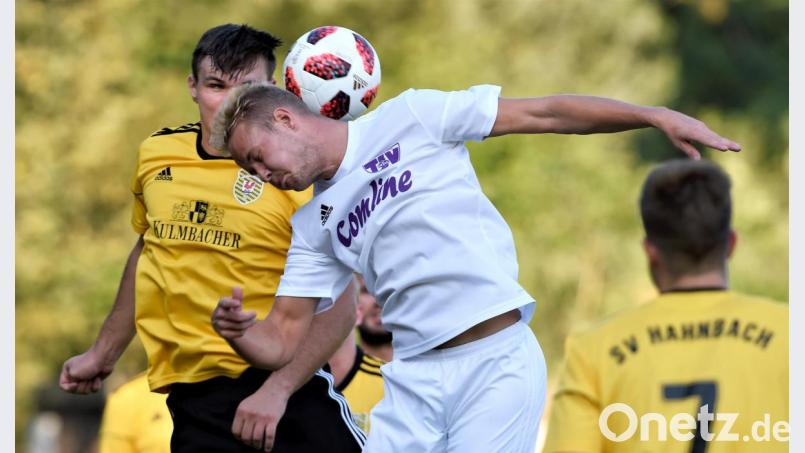 Detags Dominik Häffner (vorne, im Kopfballduell mit Michael Hirschmann vom SV Hahnbach) flog in der zweiten Halbzeit mit der Ampelkarte vom Platz. Bild: btg