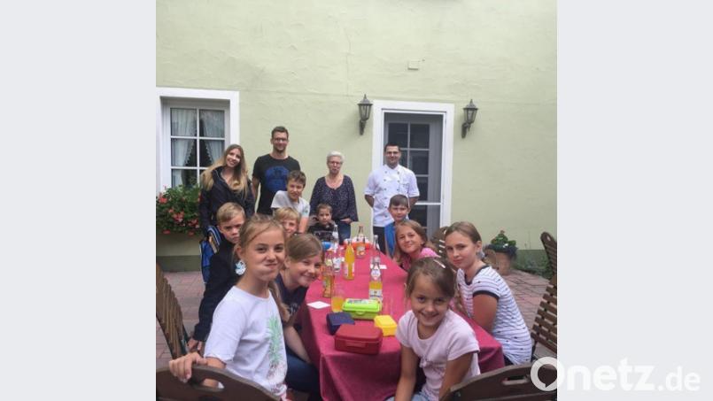„Gesunde Brotzeit selbst gemacht“ lautete das Motto der Ferienprogramm-Aktion der SPD Konnersreuth. Zehn Kinder kamen dazu ins Gasthaus &quot;Zum „Kouh-Lenzen“. Mit im Bild (hinten, von links) die SPD-Vorstandsmitglieder Lara Gradl, Wolfgang Pötzl und Anni Kreuzer sowie Gastwirt und Küchenchef Andreas Neumann. Bild: exb