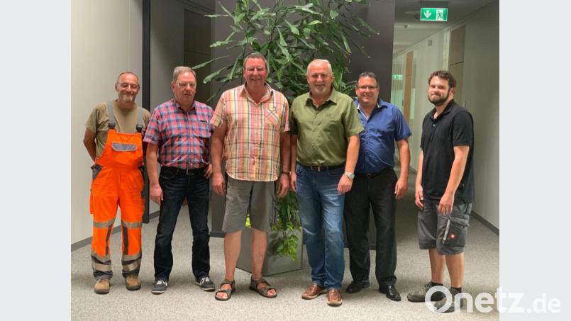 Roland Geyer, Hans-Georg Schönig, Bürgermeister Ludwig Biller, Geschäftsleiter Claus Hellbach, Florian Rundag (von links) wünschen Alfons Wolfram (Dritter von links) einen schönen Ruhestand. Bild: bk