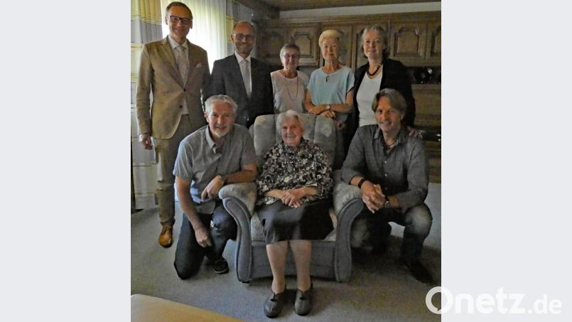 Jubilarin Anna Plobner (vorne, Mitte) nahm an ihrem Ehrentag Glückwünsche des Bürgermeisters Bernd Sommer und des stellvertretenden Landrats Dr. Alfred Scheidler (hinten, v.l.n.r.) entgegen. Mit ihren beiden Töchtern (hinten, Mitte) Heidemarie und Gerlinde sowie mit ihren Enkeln feierte sie zuhause und ging anschließend mit ihnen zum gemeinsamen Mittagessen. Bild: fua