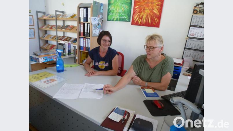 Die Ferienzeit wird gut angenommen: 94 Ausleihungen in einer Stunde sprechen dafür, stellen (von links) Tanja Wagner und Christa Nickl zum Beispiel am Mittwoch fest. Ab Oktober werden auch E-Book-Leser mit Lesestoff bedient. Bild: bk