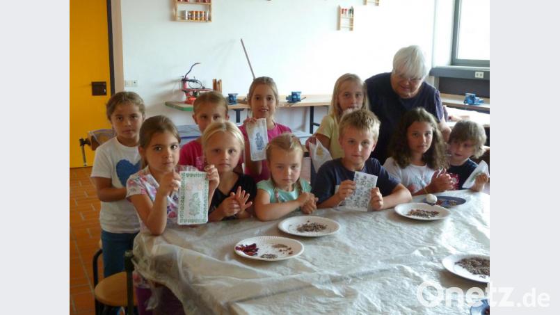 Stolz präsentieren die Kinder die fertigen &quot;Duftwerke&quot;. Bild: wrt