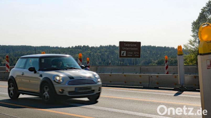 Die eine der beiden Talbrücken bei Unterrieden auf der A6 wurde für den Verkehr gesperrt. Wenn der Asphalt gefräst ist, beginnt der Rückbau des ersten Bauwerks. Bild: spw
