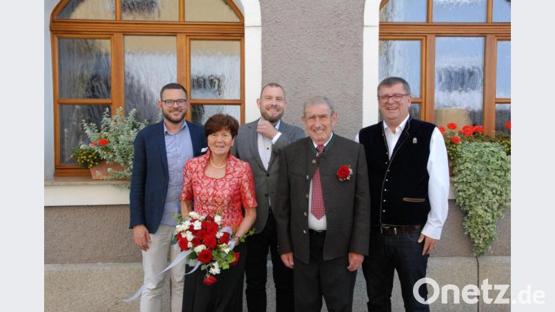 Auch Bürgermeister Peter Braun gratulierte Elfriede und Ewald Altenbuchner zu ihrem Hochzeitsjubiläum, mit den beiden Söhnen Michael und Klaus. Bild: pop