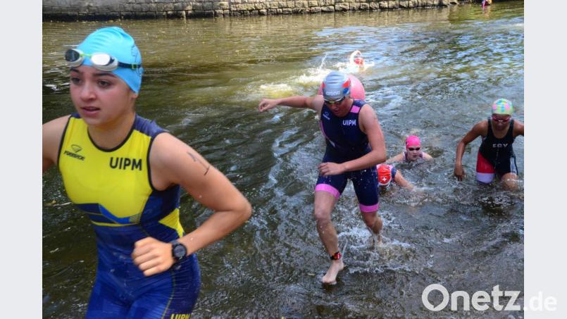 Auch Schwimmen gehört zum Wettkampf. Bild: Kunz
