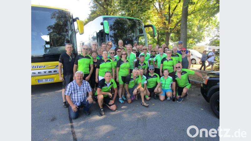 Zur Erinnerung an die Radtour von Prag nach Dresden stellen sich die Pressather Radler zu einem Foto auf. Bild: exb