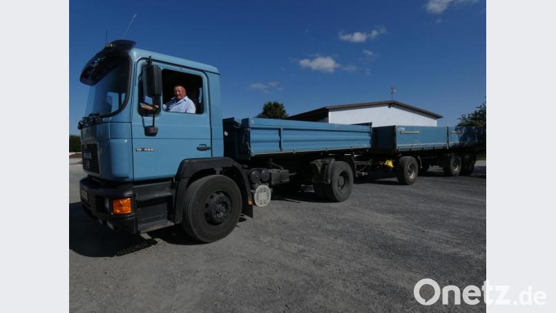 Mit seinem Lastwagen inklusive Anhänger auf eine Baustelle zu fahren, wo er das Fahrzeug zentimetergenau platzieren muss, ist für Rupert Leiß noch immer eine Herausforderung, die er mit Freude annimmt. Bild: fua