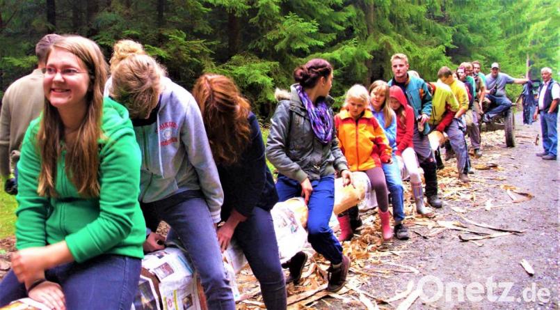 Bevor der Kirwabaum wieder in die Senkrechte gehoben wird, muss er die TÜV-Bruchbelastungsprüfung der Weißenbrunner Kirwaleit bestehen. Eine Ausgabe vom Neuen Tag dient d'Kirwaleit' als Schutzbelag gegen Harzflecken. Bild: jml