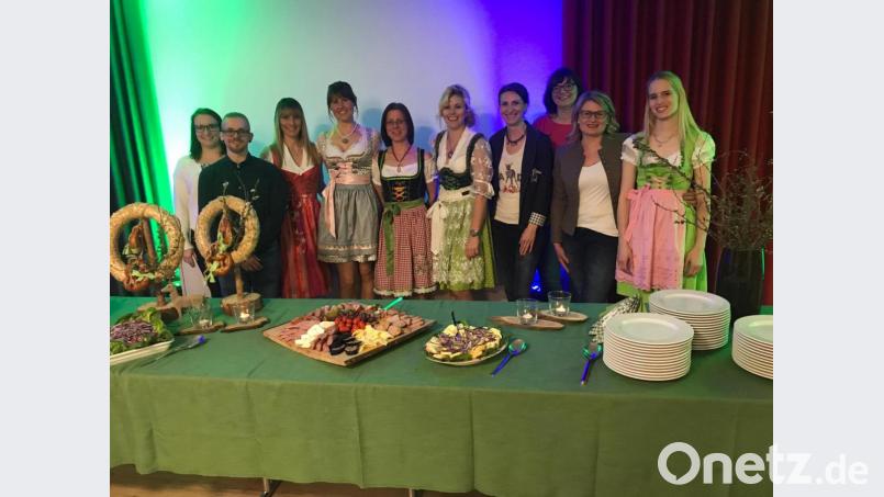 Beim Bayerischen Abend für die Erzieherinnen tritt die eingeschworene Gruppe schon mal im Dirndl an und schmückt auch das Pfarrheim nach dem Motto. Bild: dob