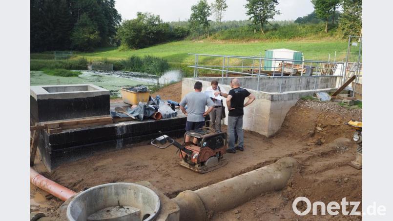 Im Bereich der alten Kläranlage laufen die Anschlüsse für das neue Abwassersystem zusammen. Das Absetz-Becken (rechts), in dem sich früher Feststoffe sammelten, wird zum Auffangbehälter bei größeren Abwassermengen, die Richtung Thanstein gepumpt werden. . Bild: bl