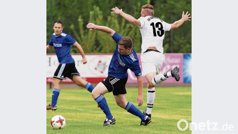 Der Störnsteiner Tobias Filchner (Mitte) setzt sich gegen den Haidenaaber Maximilian Reiß durch. Der Tabellenvorletzte Störnstein wird auch an diesem Spieltag leer ausgehen, muss er doch zum Tabellenzweiten SpVgg Vohenstrauß. Besser sieht es für den ASV Haidenaab aus, der den VfB Mantel empfängt. Bild: G. Büttner