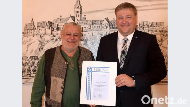 Beim Markt Kastl wurde in den vergangenen Tagen Engelbert Ludwig Weidel (links) zum Inklusionsbeauftragten bestellt. Die Ernennungsurkunde überreichte ihm Bürgermeister Stefan Braun. Bild: bö