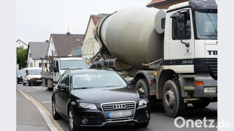 Viel zu viel Verkehr. Vor allem Lastwagen sind auf der Joseph-Haas- und Tulpenstraße viel zu schnell unterwegs. Die Anwohner laufen – wie schon vor Jahrzehnten – Sturm gegen den „Lärmterror“, dem sie sich – nicht nur durch die Umleitung – verstärkt ausgesetzt sahen. Bild: Gabi Schönberger