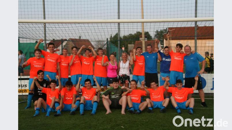 Ein erfolgreiches Team der SG Auerbach: Die B-Junioren feierten am 4. Juni die Meisterschaft im Spielkreis Amberg/Weiden. Nach Abwägung aller sportlichen und organisatorischen Aspekte entschieden sich die Verantwortlichen aber, in diesem Jahr auf den Aufstieg in die Bezirksoberliga Oberpfalz zu verzichten. Bild: obl