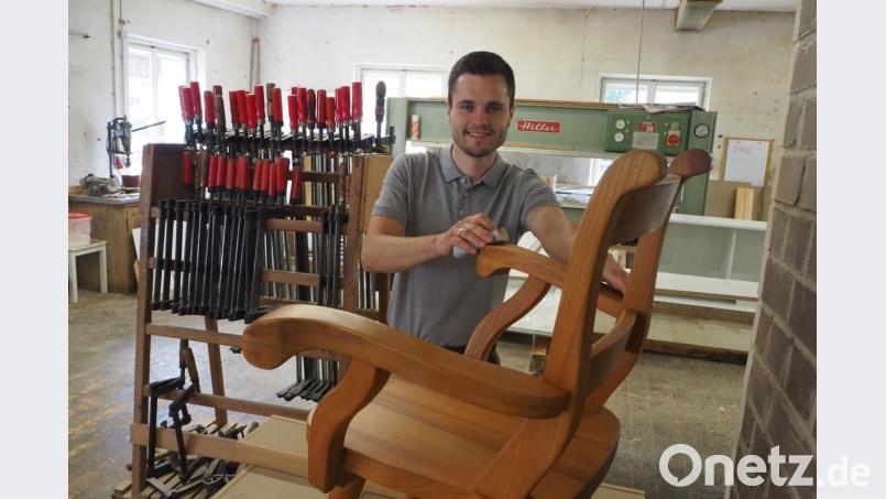 Vor 125 Jahren hat sich sein Urgroßvater in Pfreimd dem Schreiner-Handwerk verschrieben. Jetzt tritt Max Stubenvoll in seine Fußstapfen und nimmt dabei auch Särge in Kauf. Bild: bl