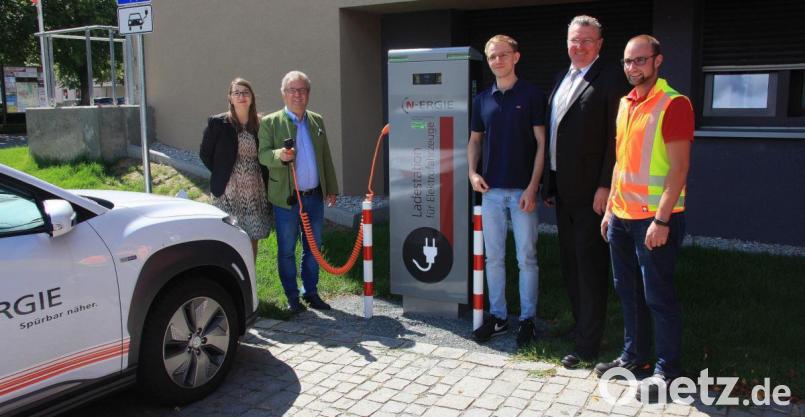 Erste „Betankung“ beim Rathaus: Im Bild (von links) Doreen Ibrahimovic, Bürgermeister Toni Dutz, Daniel Völkl von der Verwaltungsgemeinschaft Wiesau, N-Ergie-Kundenmanager Michael Lingg und der stellvertretende Leiter des Bauhofes, Alexander Bäumler. Bild: wro