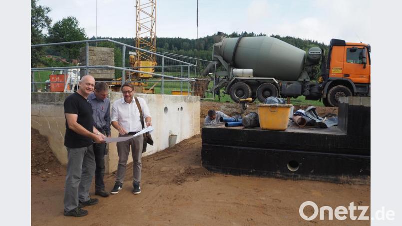 Bürgermeister Walter Schauer, Tobias Baumer von der gleichnamigen Baufirma und Wolfgang Vetter vom Ingenieurbüro Weiss (von links) begutachten den Fortschritt auf der alten Kläranlage, die nun für den Anschluss an Thanstein umfunktioniert wird. Bild: bl