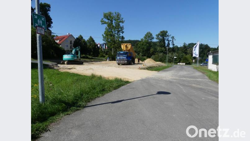 Zum Jahreswechsel wird der TÜV von der angemieteten Halle (rechts) in sein neues Prüfgebäude "umziehen". Die Vorarbeiten für den Neubau laufen seit wenigen Tagen. Bild: rn