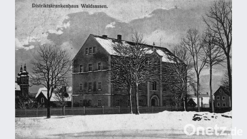 Das Waldsassener Krankenhaus im Jahre 1910, nachdem es im Jahr zuvor ein zweites Stockwerk erhalten hatte. Archivbild: Sammlung Treml/exb