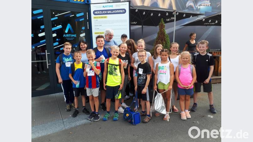 Ausgepowert, aber glücklich sind die SV-Kinder. Sie hatten einen tollen Tag im Trampolinpark in Nürnberg. Bild: wlr