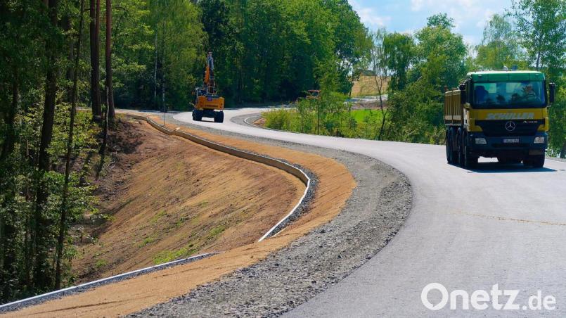 Umfangreich waren die Bauarbeiten über den Damm des Voitenthaner Weihers. Der Unterbau der neuen Fahrbahn wurde stabilisiert und zum Teil komplett neu aufgebaut. Bild: bsc