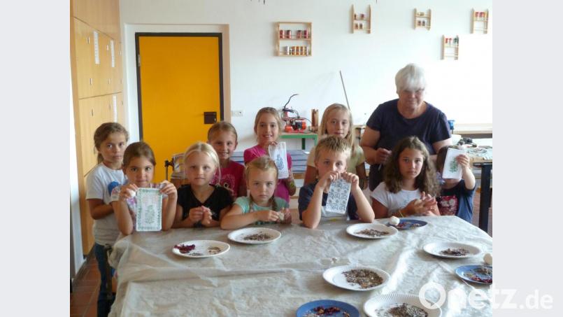Stolz präsentieren die Kinder die fertigen &quot;Duftwerke&quot;. Bild: wrt