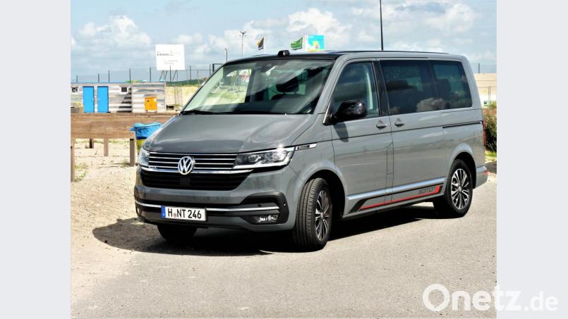 Umfassend aufgefrischt hat VW Nutzfahrzeuge den Bulli. Der firmiert jetzt unter dem Label T6.1 und ist vollgepackt mit jeder Menge Elektronik. Bild: bz