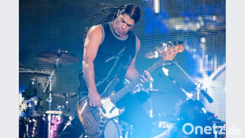 Robert Trujillo, Bassist der US-Metal-Band Metallica, steht im Olympiastadion auf der Bühne. Bild: Sven Hoppe