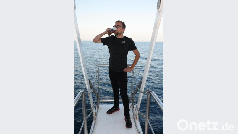 Vier Monate am Stück sind die rund 600 Besatzungsmitglieder mit dem Schiff unterwegs, bevor Urlaub ansteht. Wochenende und freie Tage gibt es nicht, dennoch bleibt zwischen der Arbeit immer wieder Zeit für Privates - wie hier bei der Produktverkostung auf einem Ausleger. Bild: Markus Eismann