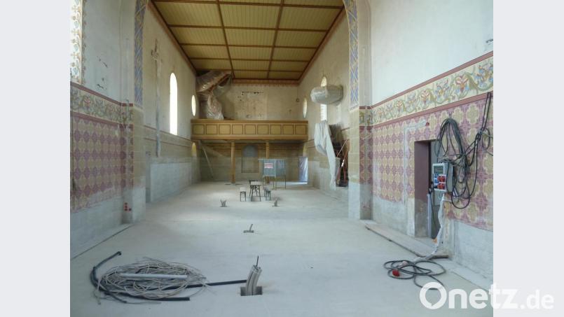 In der Expositurkirche Wildeppenried ist die Bodenplatte betoniert und der Sanierputz auf den freigelegten Wänden im Sockelbereich aufgebracht. Bild: Portner
