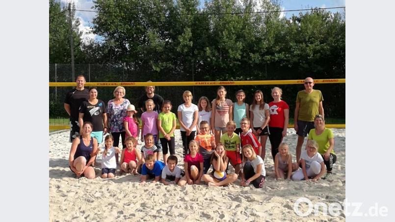 Toni Dornheim (stehend rechts) und die Betreuer des TuS begrüßte Kinder im Alter von 6 bis 14 Jahren zum BeachVolleyball. Bild: öt