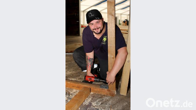 Noah Lugert ist mit dem Aufbau der Bar beschäftigt. Bild: mef